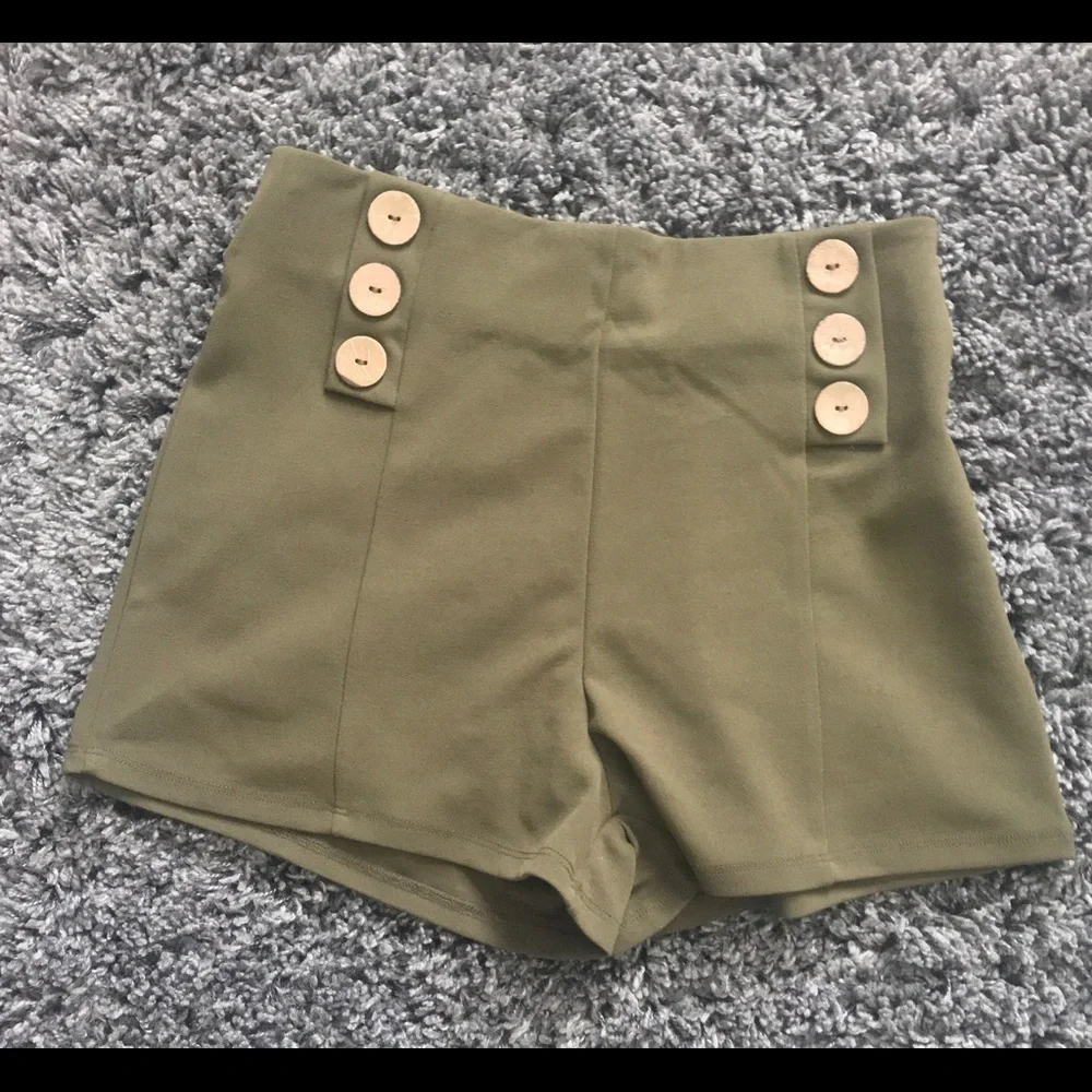 Haute Monde High waisted shorts Size Small Olive Green.